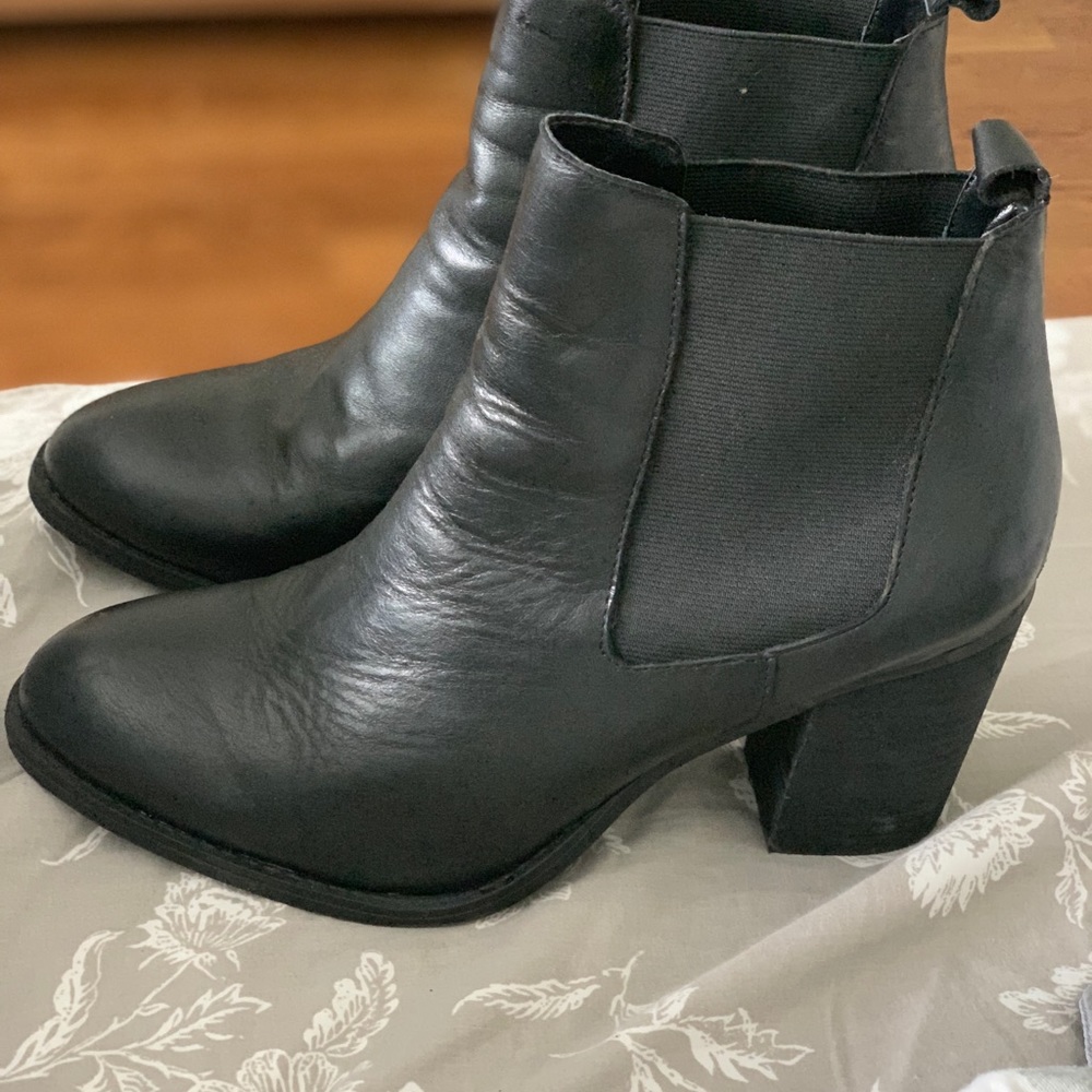 Steve Madden black leather boot